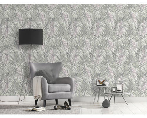 Dekorerat rum med fåtölj, golvlampa och tapet med bladmönster