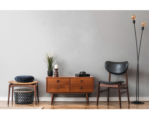 Vardagsrum med byrå, stol, pall och golvlampa