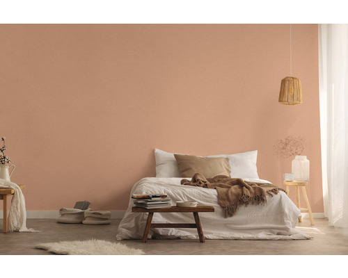 Sovrum med säng, sängbord och väggdekoration