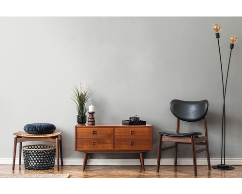 Vardagsrum i mitten av århundradet-stil med träbyrå, stol, pall och golvlampa