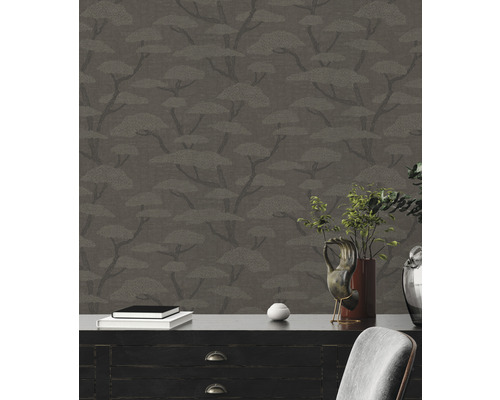 Vardagsrum med tapet med trämotiv och byrå