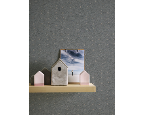 Scen med mönstrad tapet, hylla, dekorationer och en bild på ett klippbord.