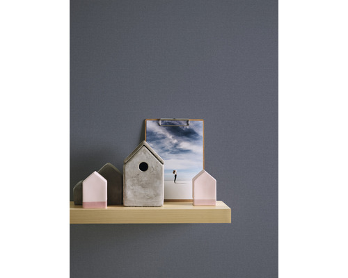 Dekorativa hus och en bild på en hylla