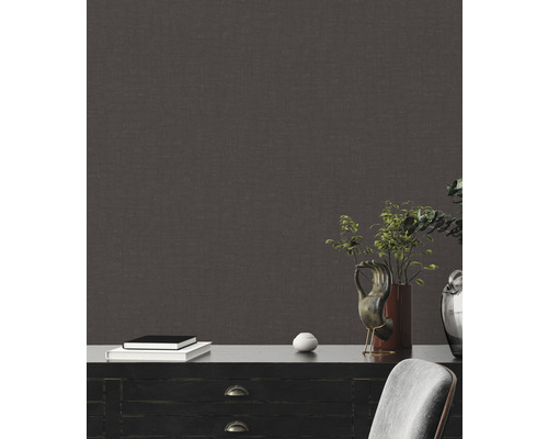 Dekorativt rum med byrå, böcker, vaser och textil tapet