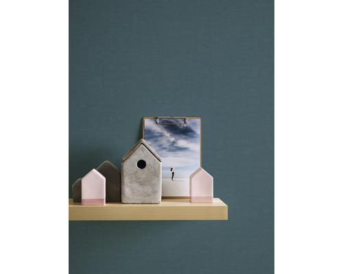 Dekorativa hus och ett fotografi på en hylla