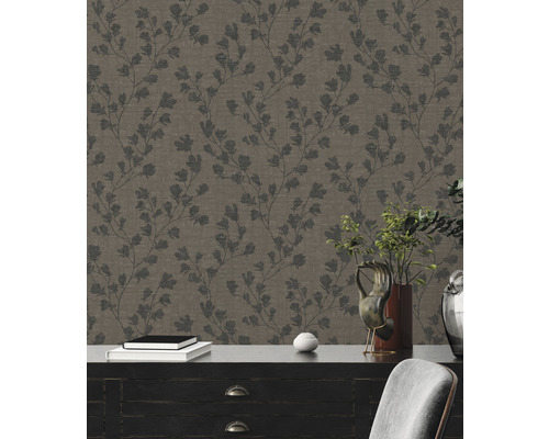 Tapet med växtmönster på en mörk byrå