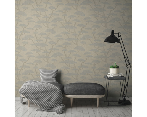 Vardagsrum med tapet med trämotiv, stol, pall och golvlampa