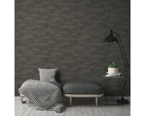 Vardagsrum med mönstrad tapet, bänk och golvlampa