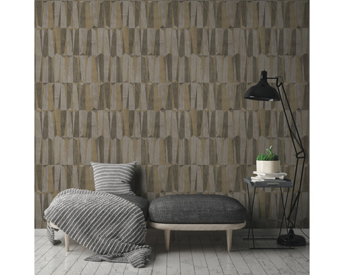 Rumsöversikt med mönstrad tapet, sittmöbler och golvlampa