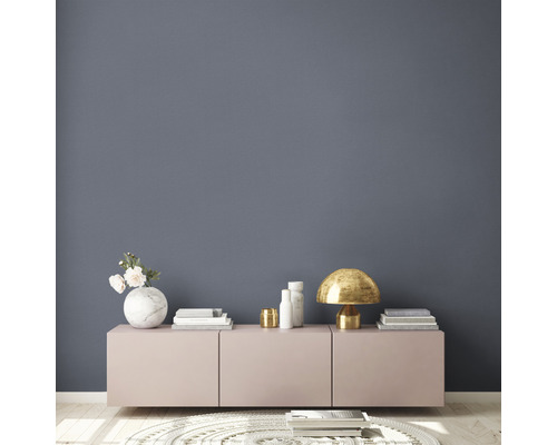 Vardagsrum med byrå, bordslampa, dekoration och matta