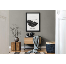 Modern interiör med trämöbler, dekoration och inramad bild