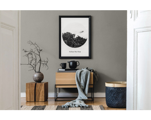 Modern interiör med trämöbler, dekoration och inramad bild