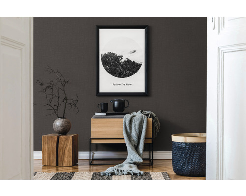 Inredningsexempel med byrå, dekoration och väggmålning