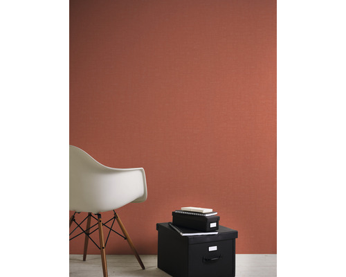 Närbild av ett rum med textil tapet, en stol och förvaringslådor