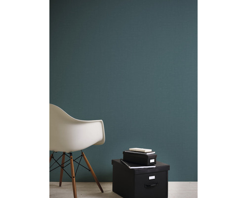 Miljöbild med stol, förvaringslådor och väggfärg