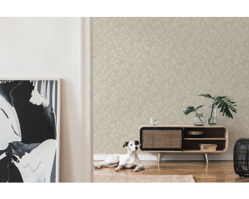 Ljust rum med mönstrad tapet, byrå och hund