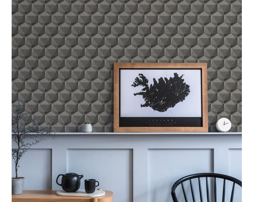 Scen med geometrisk tapet i bakgrunden