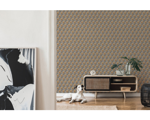 Vardagsrum med geometrisk kubformad tapet, skänk och dekoration