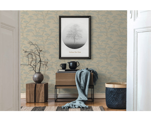 Vardagsrum med mönstrad tapet, trämöbler och dekoration