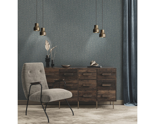 Vardagsrum med fåtölj, byrå och väggtapet