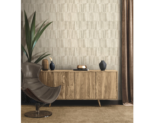 Vardagsrum med modern design: tapet, sidobord i trä, fåtölj och krukväxt.