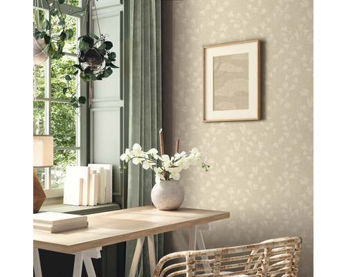 Ett rum med ett skrivbord, en vas med blommor, en tavla på väggen och en mönstrad tapet