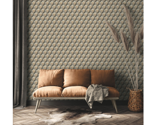 Vardagsrum med soffa och tredimensionell geometrisk tapet