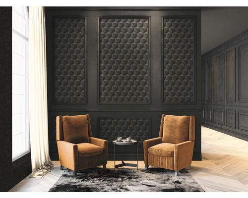 Vardagsrum med två fåtöljer, ett bord och dekorativa väggpaneler