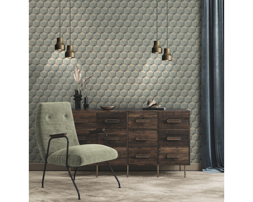 Vardagsrum med mönstrad tapet, byrå, fåtölj och gardiner