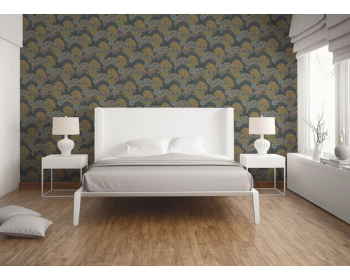 Sovrum med blommönstrad tapet, säng och nattduksbord