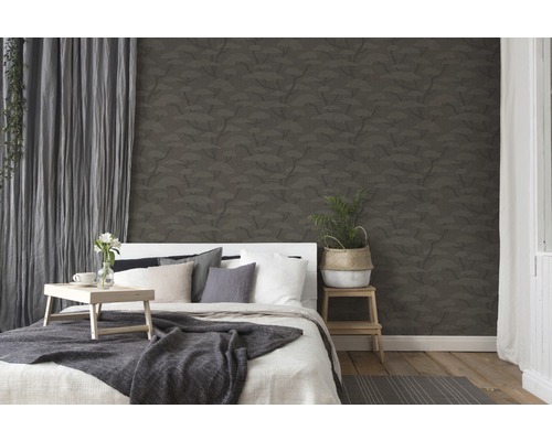 Sovrum med mönstrad tapet, säng och gardiner