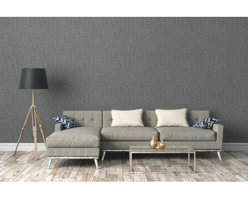 Vardagsrum med soffa, golvlampa och mönstrad tapet