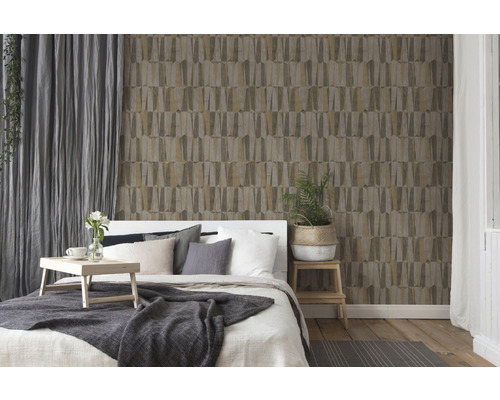 Sovrum med mönstrad tapet, säng och gardiner