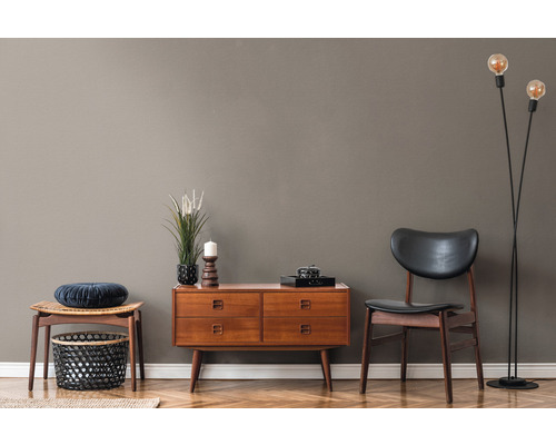 Vardagsrum med träskänk, stol, pall och golvlampa