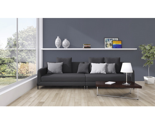 Vardagsrum med soffa, bord, hyllor och dekorationer för en mysig atmosfär.