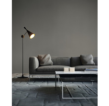 Vardagsrum med soffa, soffbord och golvlampa