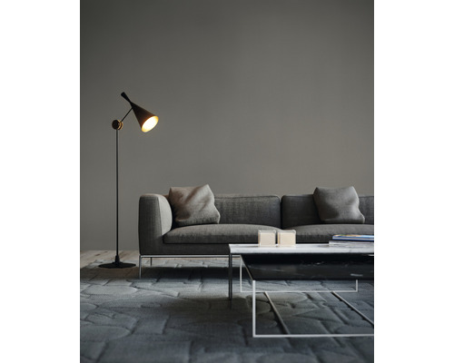 Vardagsrum med soffa, soffbord och golvlampa