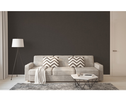 Vardagsrum med soffa, kuddar, matta och golvlampa