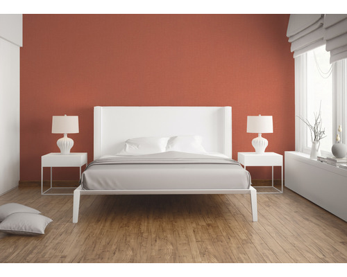 Ljust sovrum med dubbelsäng, nattduksbord och lampor