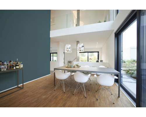 Ljust vardagsrum med matbord och dekoration