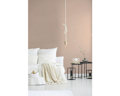 Sovrum med säng, sidobord och hänglampa