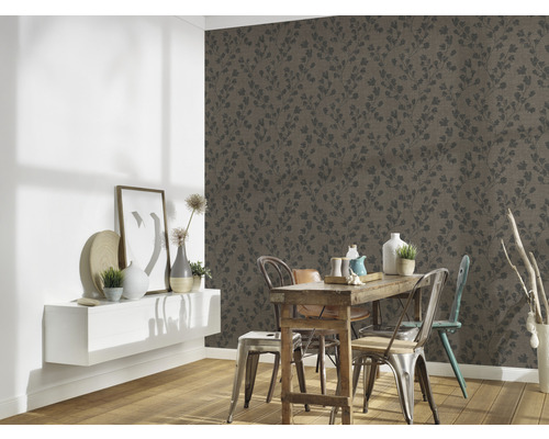 Matsal med träbord och blommig tapet