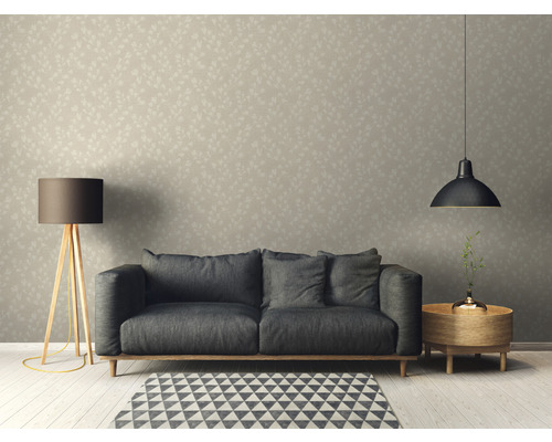 Vardagsrum med soffa, golvlampa, hänglampa och mönstrad tapet