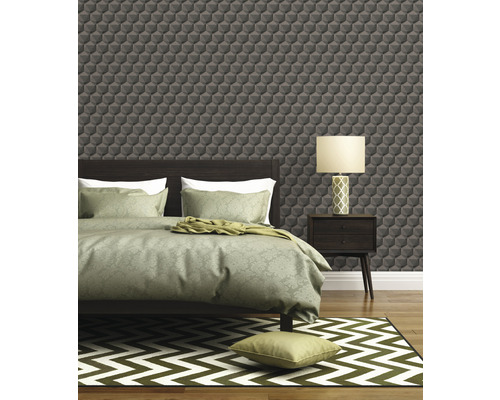 Sovrum med säng, sänglampa och tapet med 3D-kubmönster