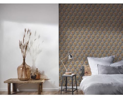 Sovrum med mönstrad tapet, säng och sidobord