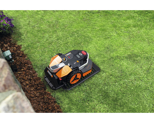 Worx logotyp. Robotgräsklippare på en gräsmatta.