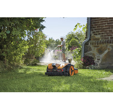 Worx robotgräsklippare på en gräsmatta i trädgården