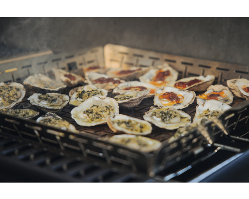 Grillade ostron på ett grillgaller