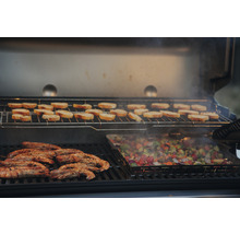 Grill med räkor, grönsaker och bröd på gallret