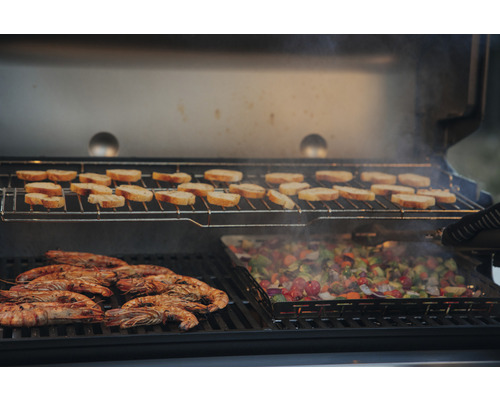 Grill med räkor, grönsaker och bröd på gallret